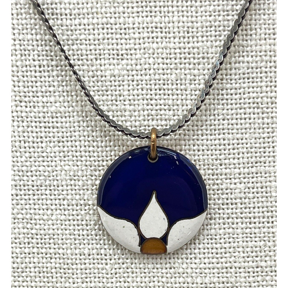 White Flower Round Enamel Pendant Silver Tone Chain Necklace Womens Fine Jewelry